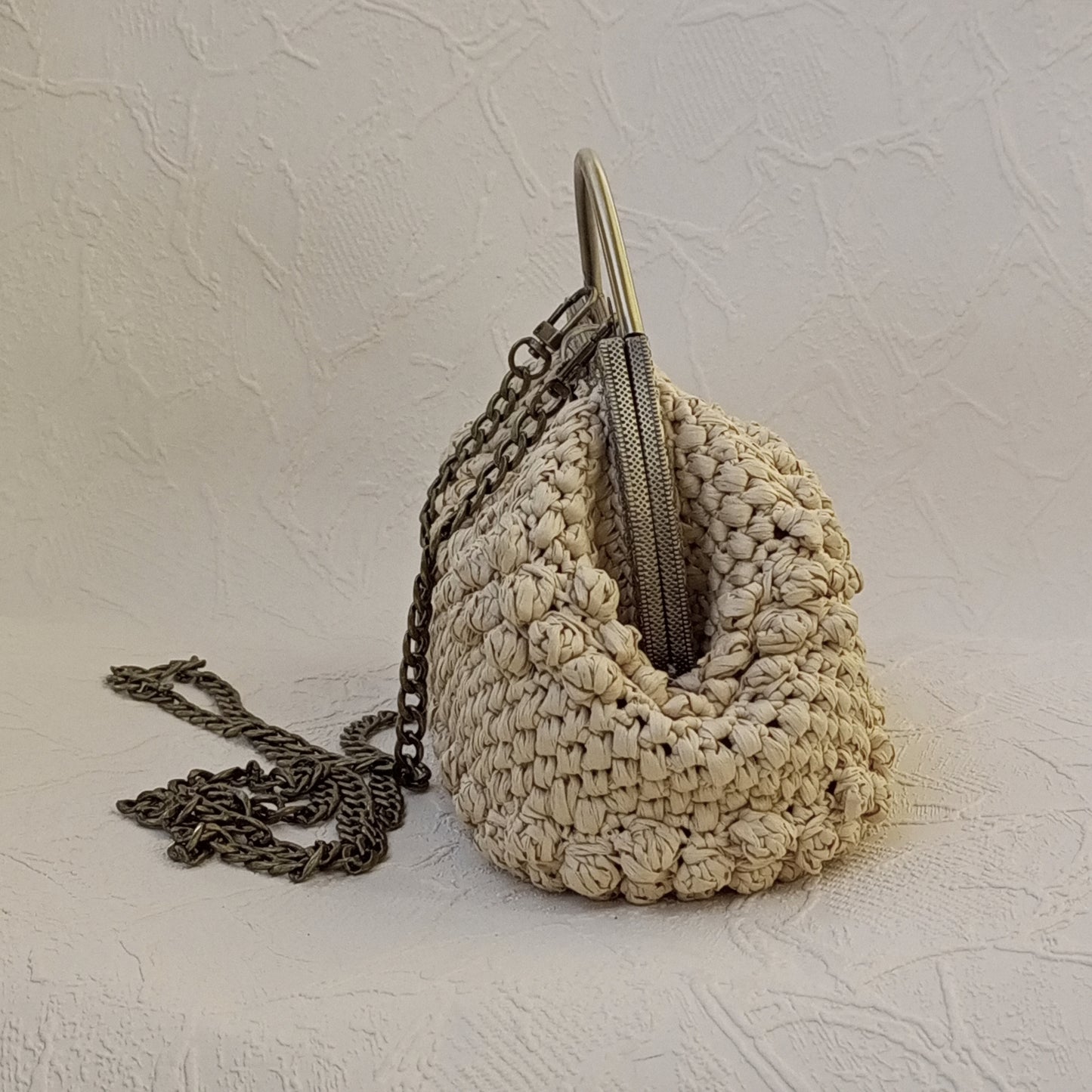 Beige crochet crossbody bag raffia with gold metal clasp