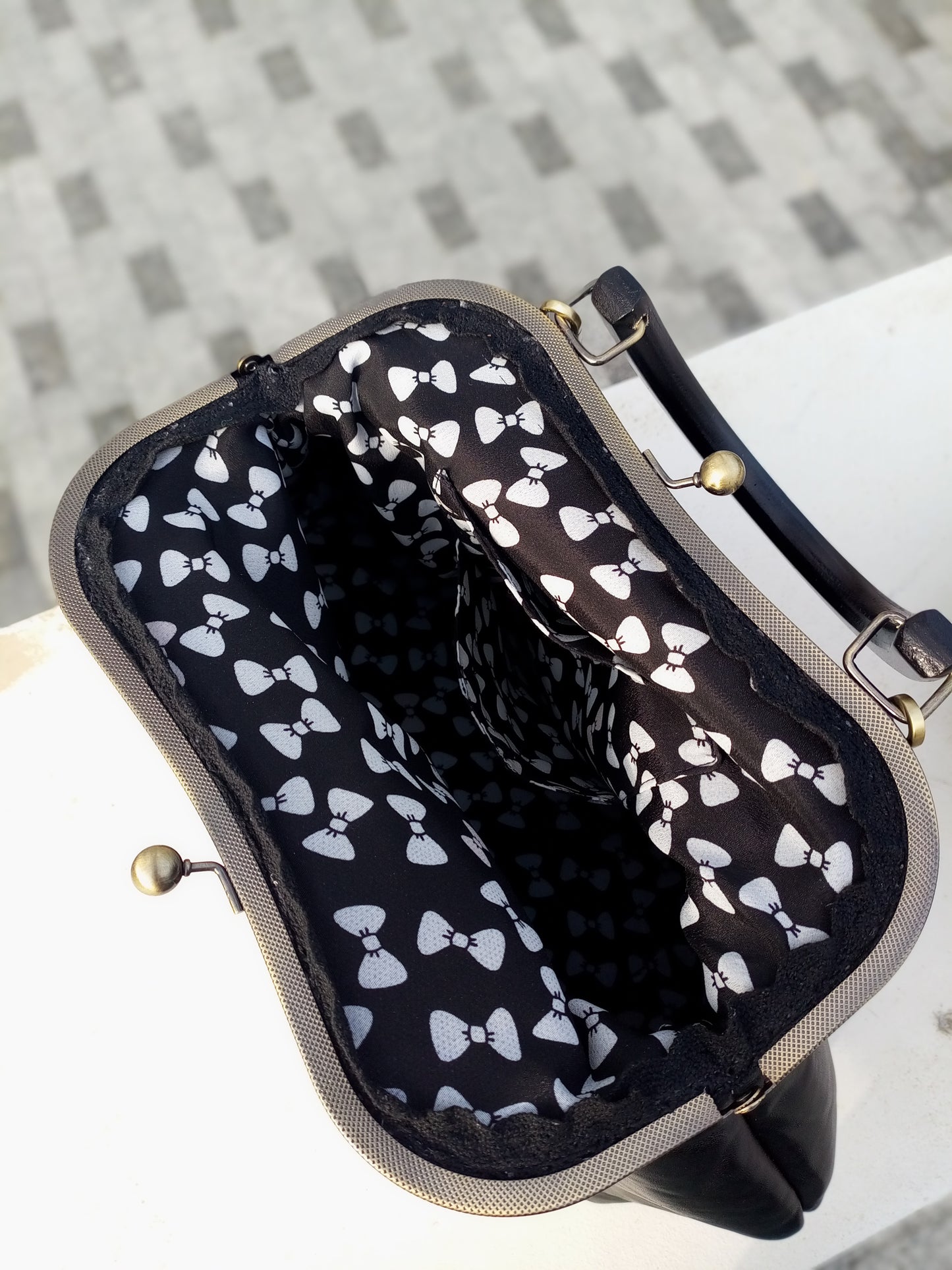 Handmade Black Leather Kisslock Bag – Vintage Clasp Frame Handbag with Chain Strap