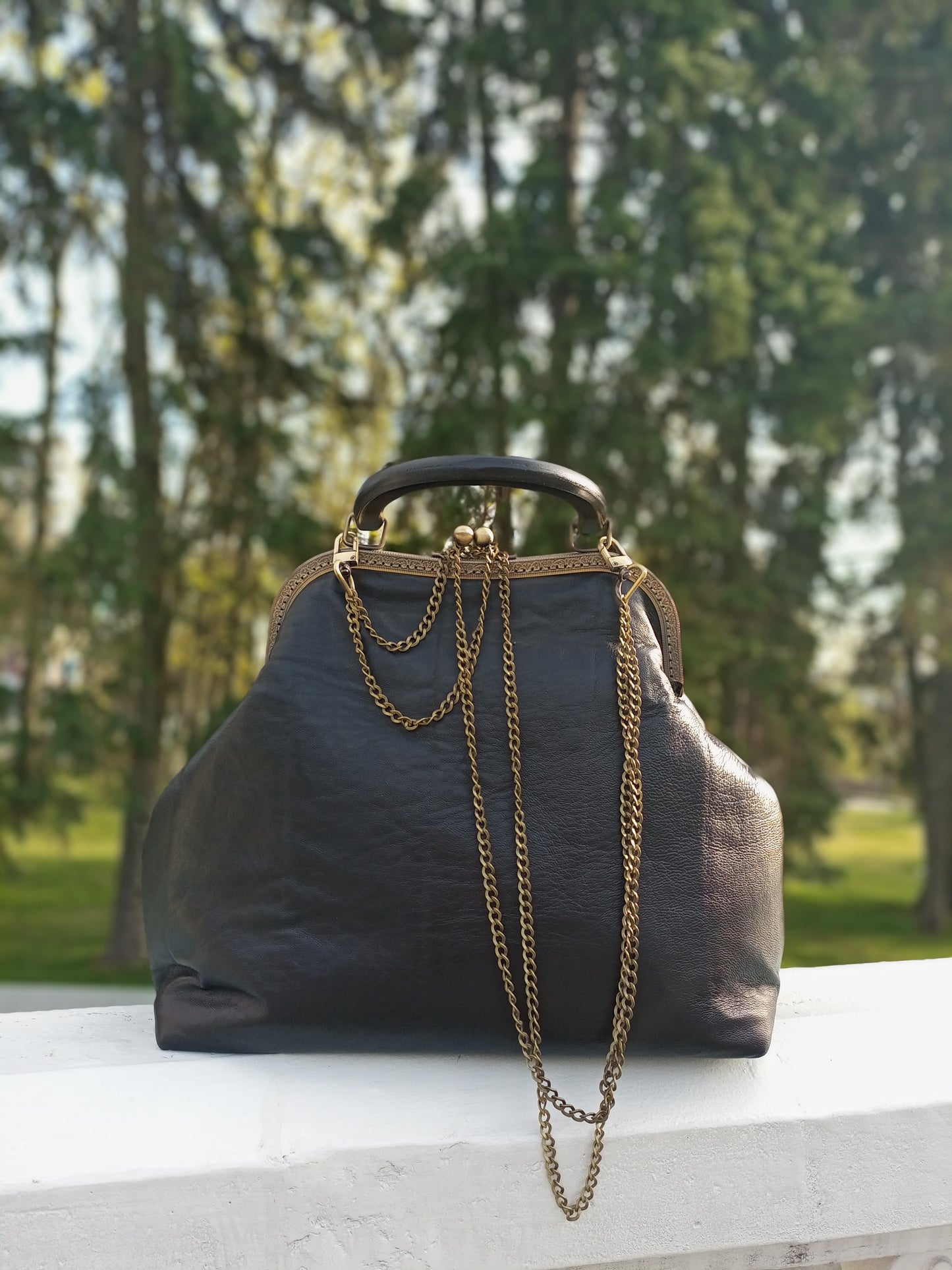 Handmade Black Leather Kisslock Bag – Vintage Clasp Frame Handbag with Chain Strap