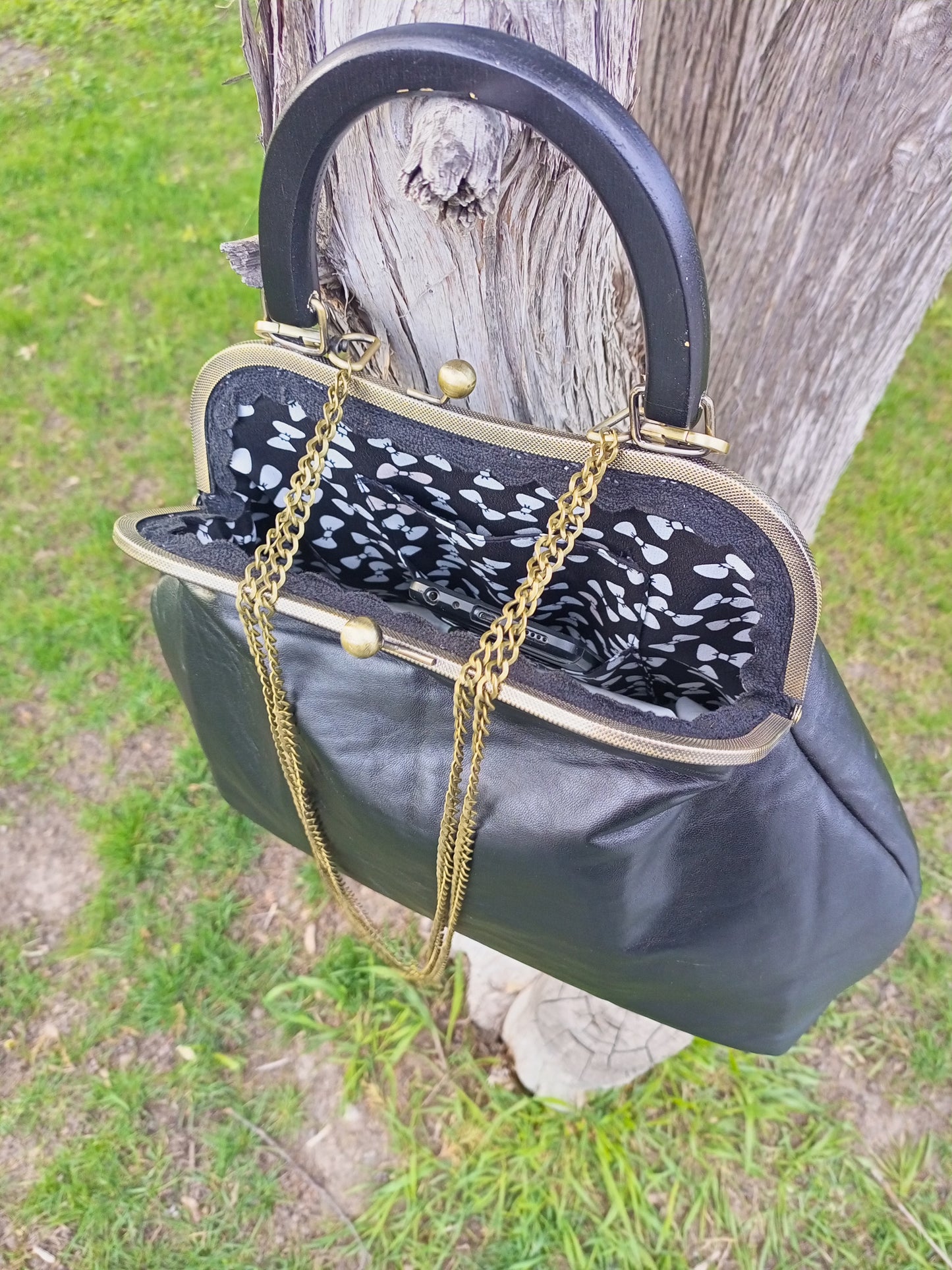 Handmade Black Leather Kisslock Bag – Vintage Clasp Frame Handbag with Chain Strap