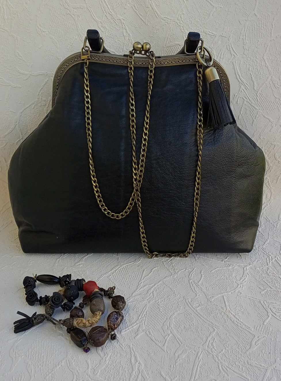 Handmade Black Leather Kisslock Bag – Vintage Clasp Frame Handbag with Chain Strap