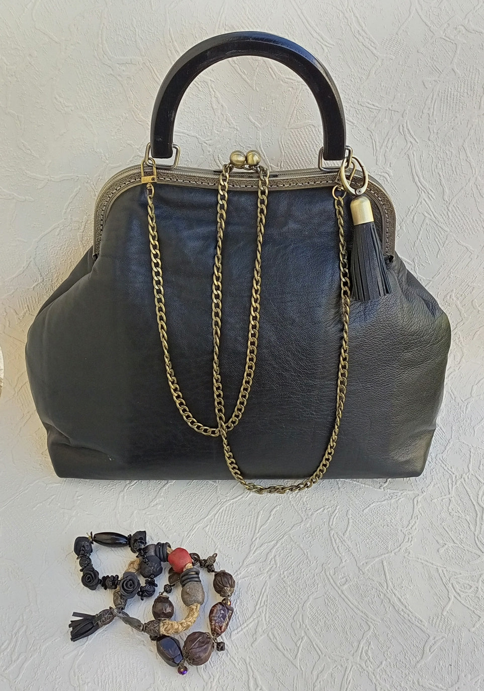 Handmade Black Leather Kisslock Bag – Vintage Clasp Frame Handbag with Chain Strap