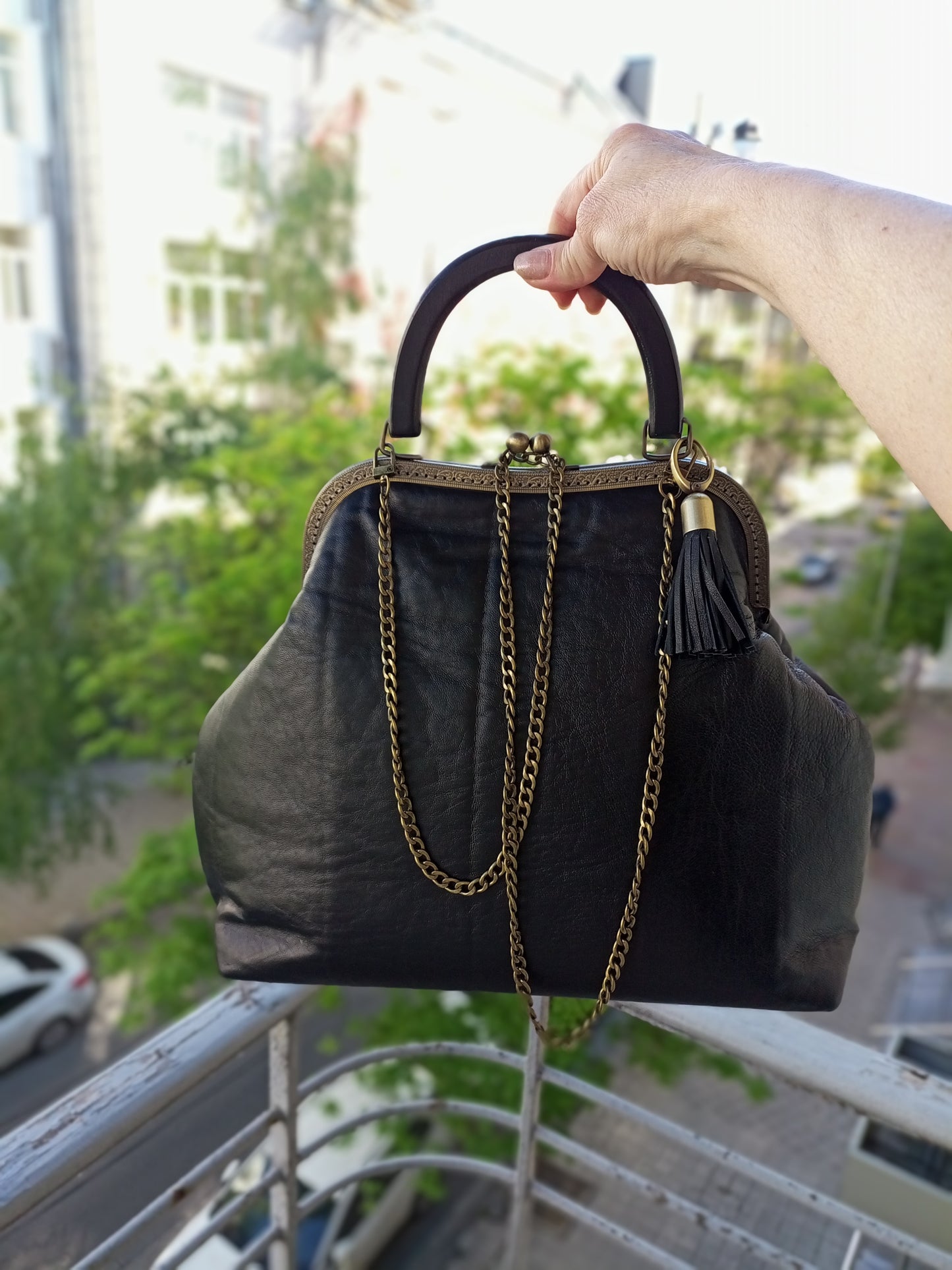 Handmade Black Leather Kisslock Bag – Vintage Clasp Frame Handbag with Chain Strap