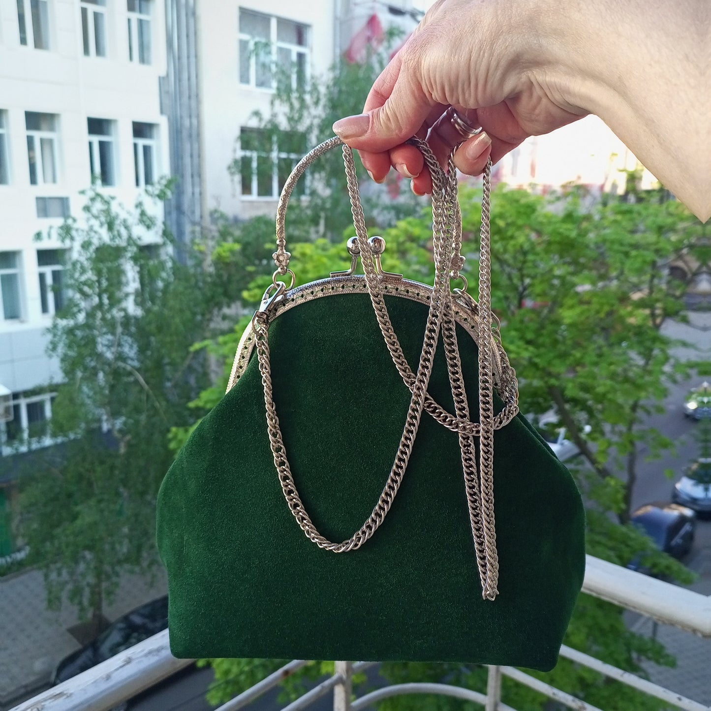 Emerald Green Suede Kisslock Bag – Vintage Leather Frame Handbag with Silver Clasp, Chain Strap Bohemian Shoulder Purse