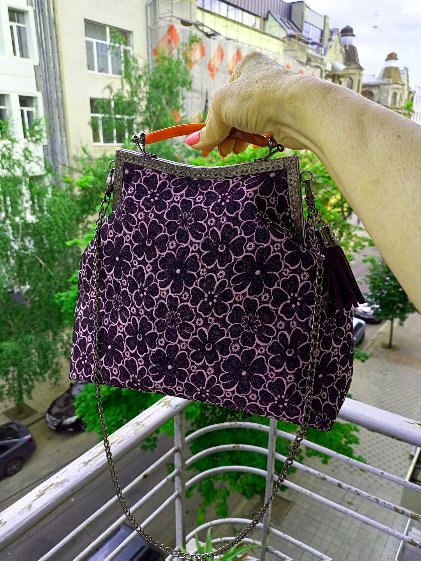 Floral Jacquard Kisslock Bag – Purple Vintage Metal Frame Handbag with Leather Tassel, Chain Strap and Top Handle Boho Purse