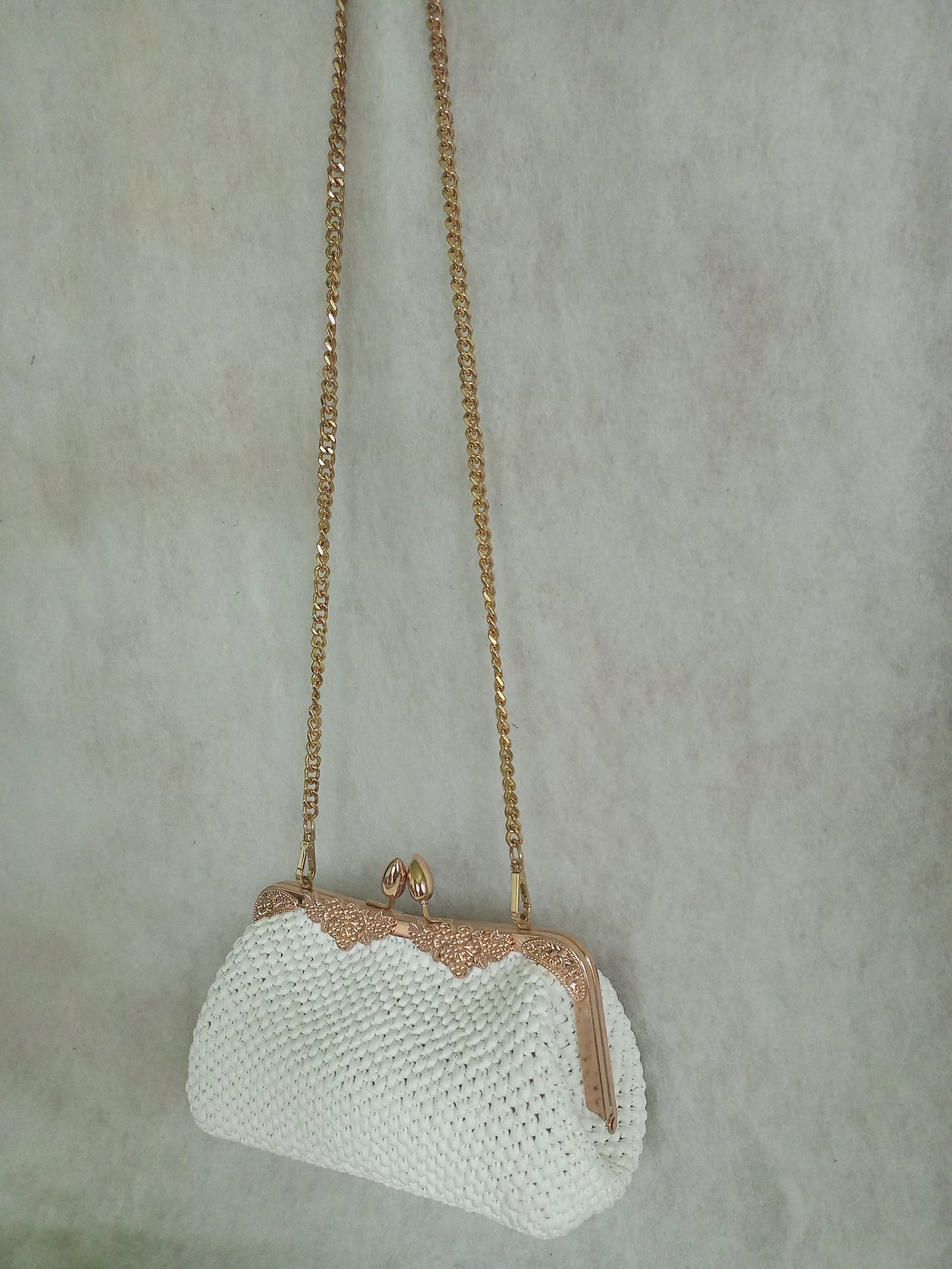 White Crochet Kisslock Bag – Raffia Bridal Handbag with Gold Frame & Chain Strap
