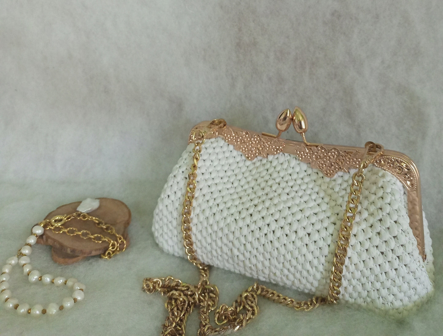 White Crochet Kisslock Bag – Raffia Bridal Handbag with Gold Frame & Chain Strap