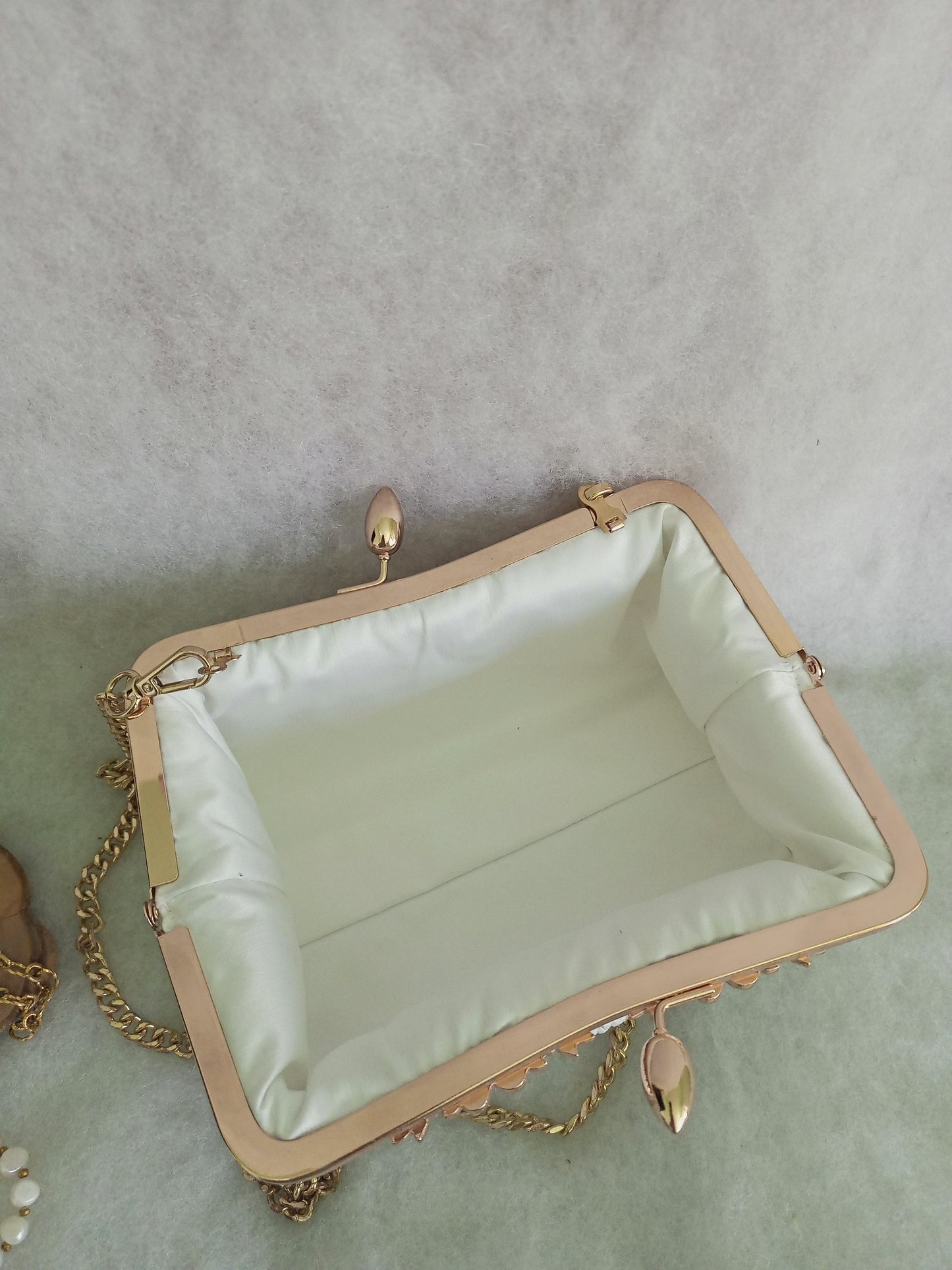 White Crochet Kisslock Bag – Raffia Bridal Handbag with Gold Frame & Chain Strap