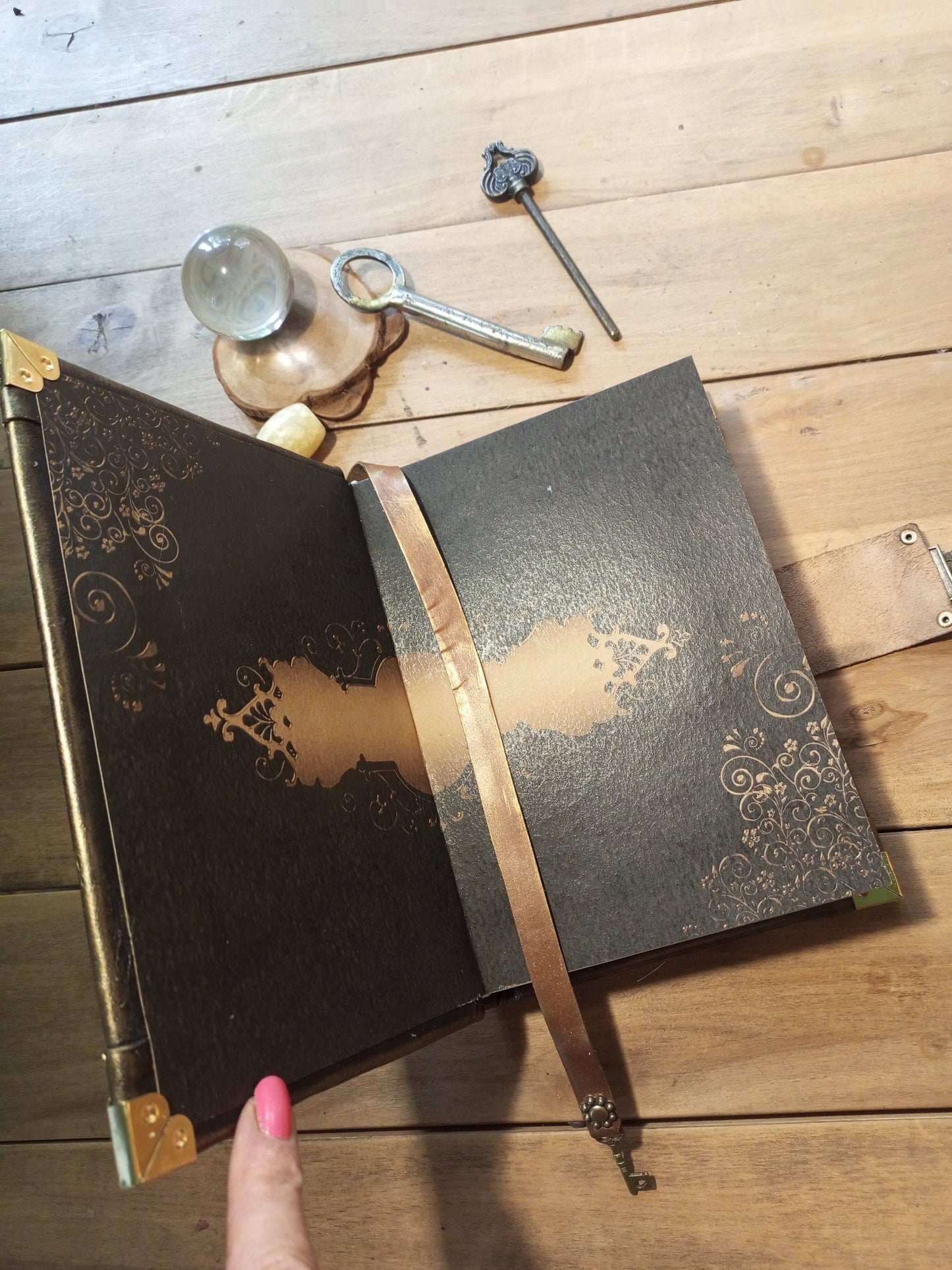 Handmade Gothic Leather Journal – Aged Black & Rusty Grimoire Notebook with Antique Lock