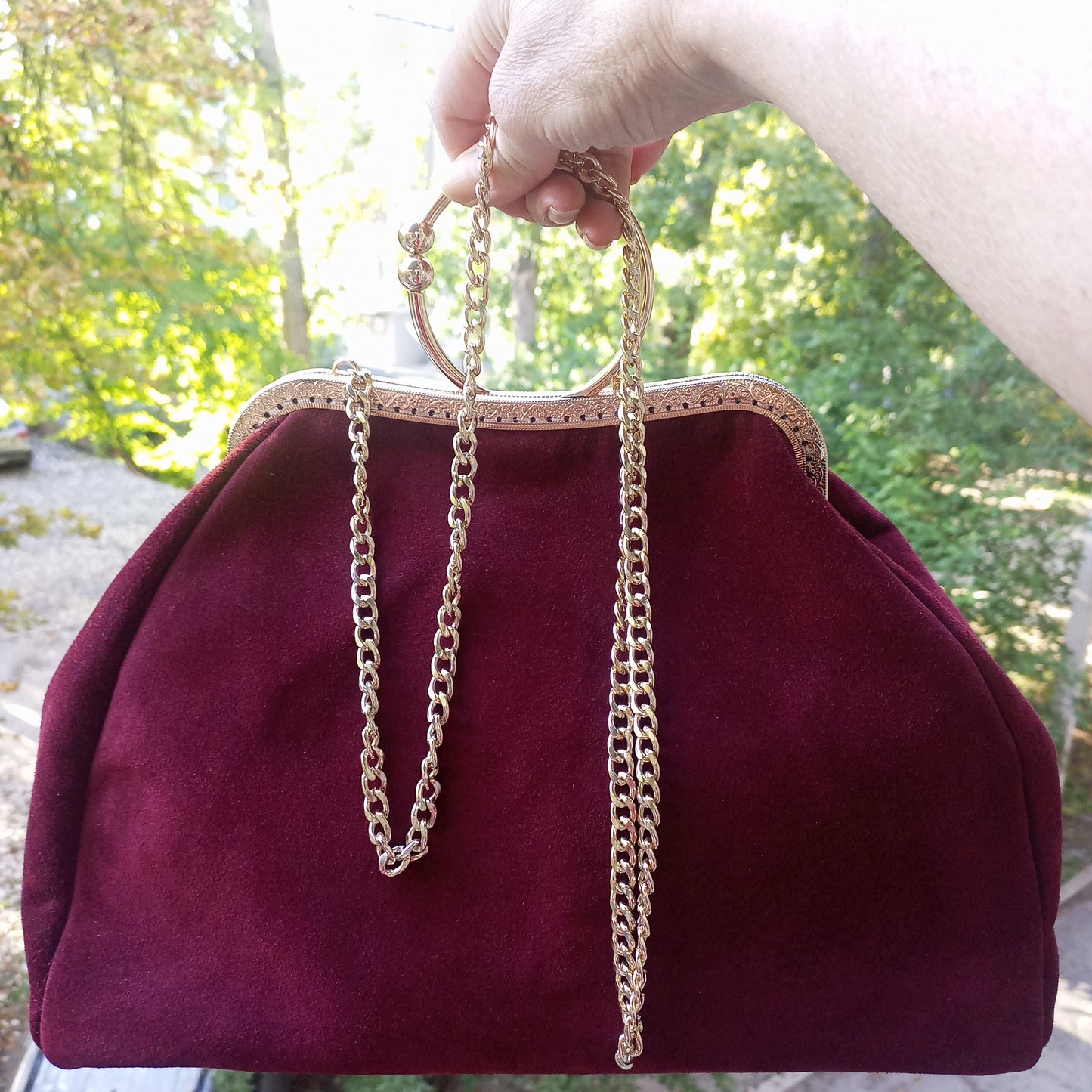 Bordeaux Suede Kisslock Bag – Bohemian Vintage Handbag with Gold Frame and Chain Strap