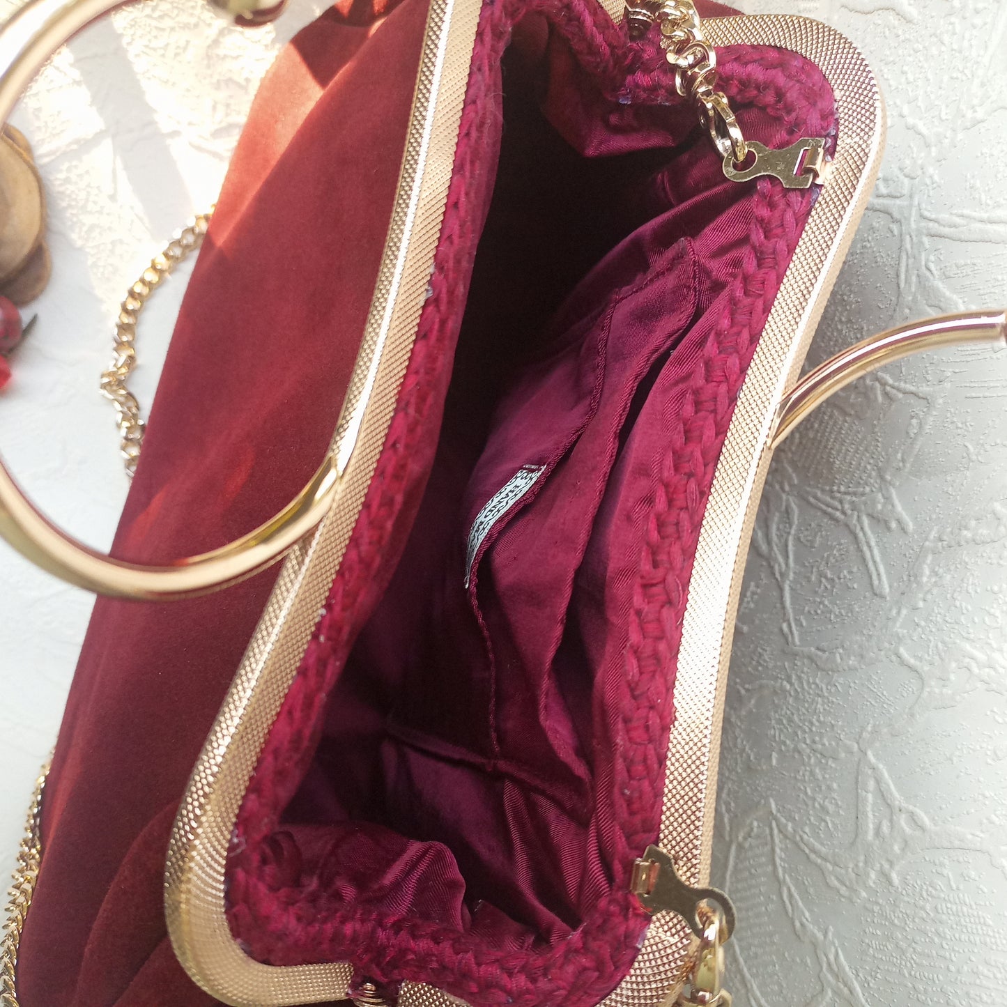 Bordeaux Suede Kisslock Bag – Bohemian Vintage Handbag with Gold Frame and Chain Strap