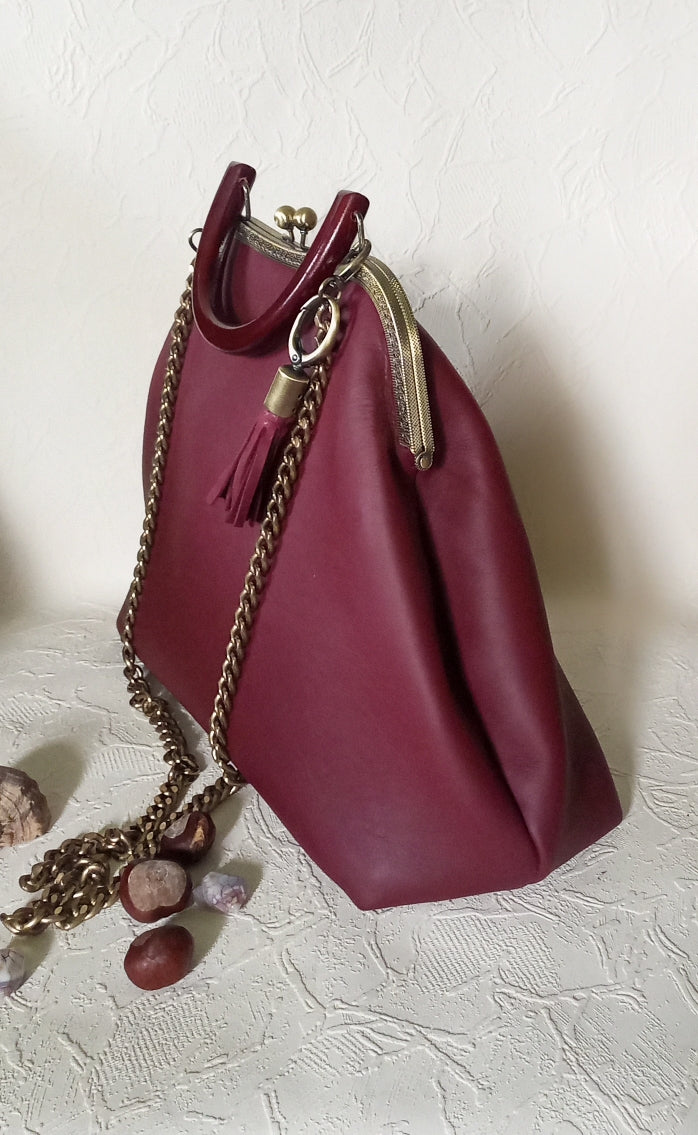 Vintage Bordeaux Leather Kisslock Bag – Genuine Wine Leather Frame Handbag with Bronze Clasp and Removable Chain Strap