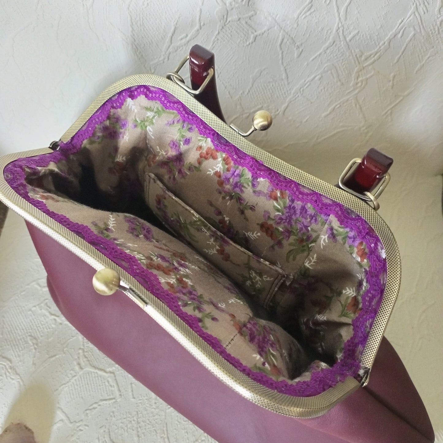 Vintage Bordeaux Leather Kisslock Bag – Genuine Wine Leather Frame Handbag with Bronze Clasp and Removable Chain Strap