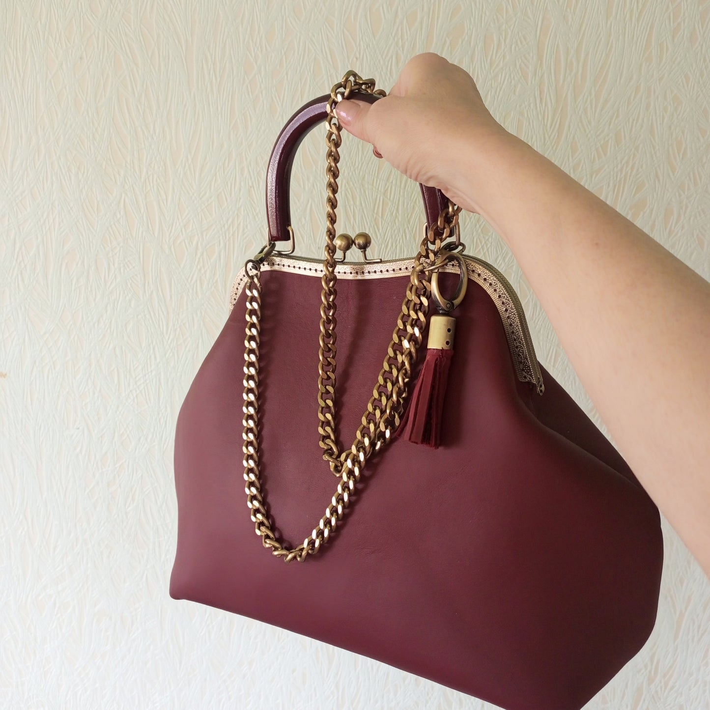 Vintage Bordeaux Leather Kisslock Bag – Genuine Wine Leather Frame Handbag with Bronze Clasp and Removable Chain Strap