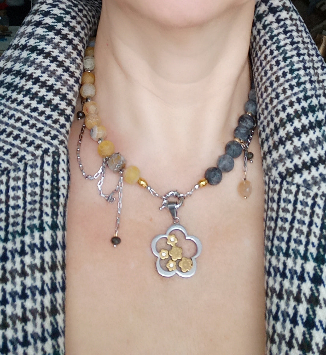 Handmade frozy style labradorite and flower pendant agate necklace