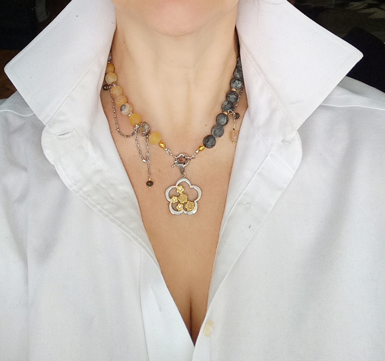 Handmade frozy style beads choker with flower pendant