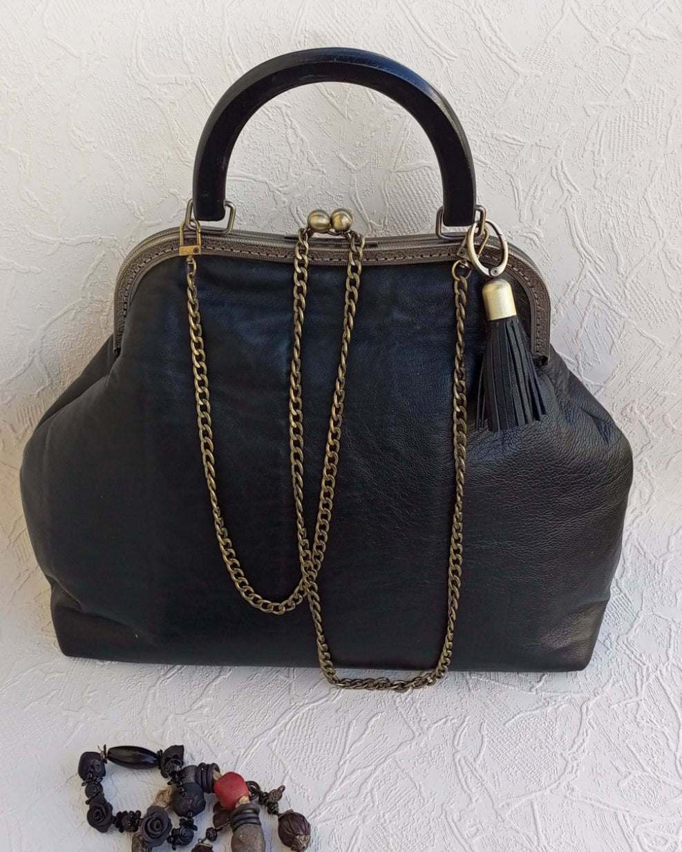 Black leather women bag with kisslock and removable chain